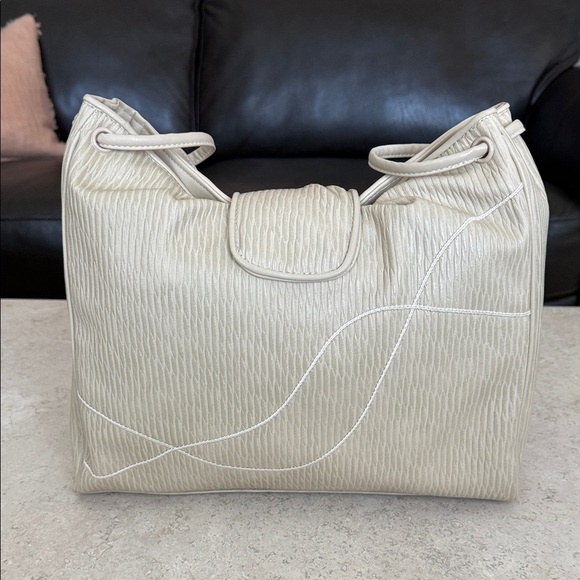 Vintage Chic Cream and Tan Women's Shoulder Bag - Picture 3 of 3